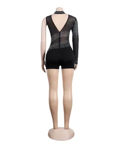 Vista posteriore di una sexy tuta nera monomanica con strass per abbigliamento club