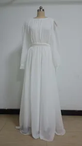 Elegante abito lungo bianco con maniche a lanterna e tessuto in filato di perle