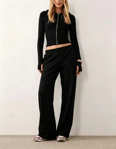 Vista dettagliata del set giacca con cappuccio nera e pantaloni larghi da donna