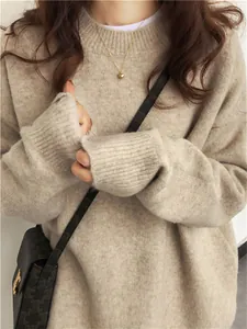 Gros plan d'un pull vintage beige à col rond avec une texture en maille douce