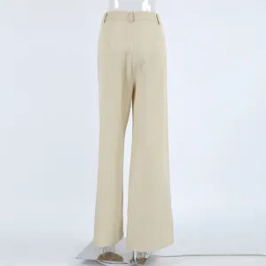 Rückansicht einer eleganten khakifarbenen Hose mit weitem Bein und sauberer Passform.