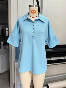 Détail en gros plan d'un polo bleu clair en maille gaufrée avec patte de boutonnage.