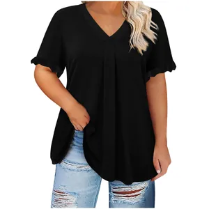 Top negro informal con cuello en V para mujer, mangas con volantes y detalle plisado.