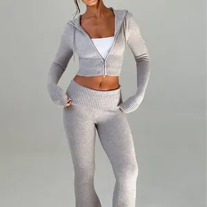 Set in maglia grigio due pezzi con felpa con cappuccio corta e pantaloni a zampa coordinati