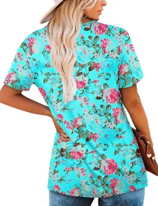 Vista trasera de una blusa de flores azul turquesa de talla grande con manga corta para mujer