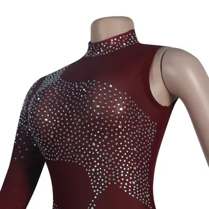 Vista detallada del vestido ajustado de malla burdeos con pedrería brillante para club nocturno