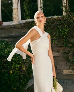 Vue détaillée d'une robe de soirée blanche en mousseline avec drapé d'épaule