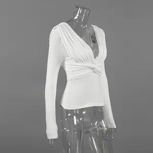 Elegante top de modal blanco con escote en pico, detalle drapeado y ajuste entallado.