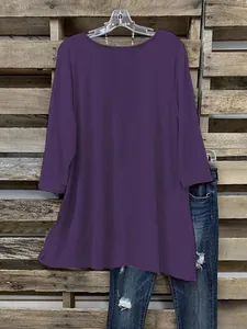 Detail van de paarse tuniek met asymmetrische zoom en 3/4 mouwen