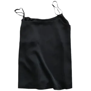 Elegante canotta donna in raso nero con spalline sottili per estate e sottoveste