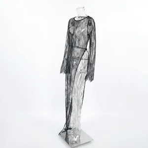 Vue détaillée d'une robe en dentelle noire transparente avec fente latérale haute