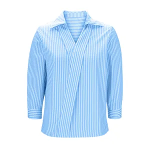Dettaglio ravvicinato di camicia a righe azzurre con scollo a V e trama morbida