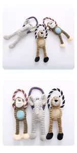 Dettaglio di giochi di peluche per cani con elefante, scimmia e leone e anelli di corda.