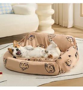 Détail d'une housse de panier pour chien en polaire marron avec motifs de chiots