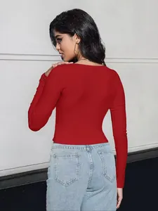 Vista posteriore della t-shirt rossa da donna a coste con maniche lunghe e scollo.