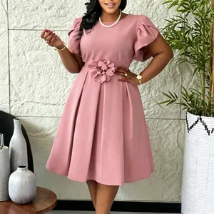 Robe rose élégante de grande taille avec manches volantées et décoration florale 3D