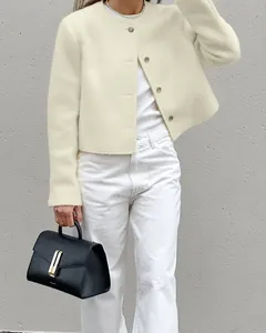Elegante cremefarbene Kurzjacke aus Tweed im französischen Stil für Damen am Modell