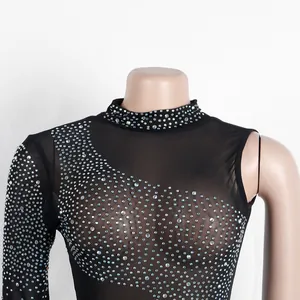 Dettaglio degli strass luccicanti su un body sexy in rete nera trasparente da club