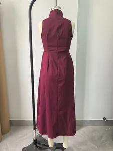 Achteraanzicht van een elegante bordeauxrode mouwloze maxi-jurk met een hoge kraag