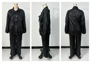 Vista dettagliata del completo da donna nero con giacca multi-tasche e pantaloni