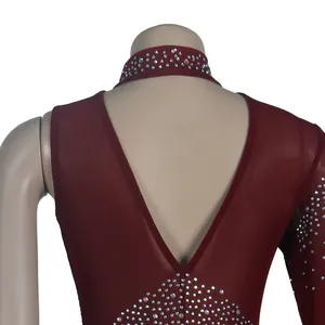 Detalle de vestido ajustado de malla burdeos con espalda en V y cristales brillantes