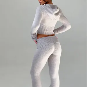 Set due pezzi in maglia da donna con crop top con cappuccio e pantaloni grigi eleganti