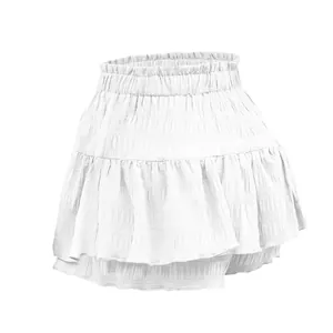 Vista dettagliata della gonna pantalone bianca arricciata per donne stile estivo