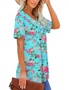 Primer plano del estampado floral y botones en una blusa de manga corta azul claro.