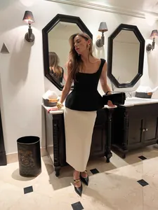 Haut à basque noir élégant sans manches avec une jupe mi-longue blanche très chic
