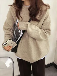 Gros plan d'un pull beige vintage douillet pour femme avec une maille douce premium