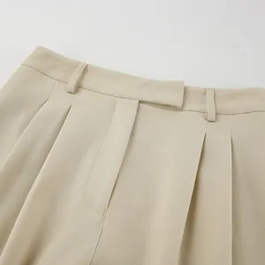 Nahaufnahme der khakifarbenen Anzughose mit hoher Taille, Falten und Gürtelschlaufen