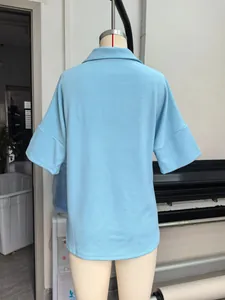 Vue arrière d'un polo à manches courtes en maille gaufrée bleu clair pour homme.