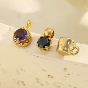 Vue détaillée de breloques en acier inoxydable plaqué or 18K avec zircons violets et noirs
