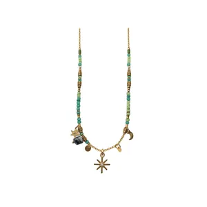 Collana di perline retrò con ciondoli celesti a stella e luna su sfondo bianco