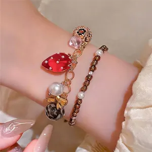 Bracelet en Perles Artificielles avec Pendentif Fraise Douce Alliage Multicolore Bijoux Plaqué Or pour Femmes Design de Niche en Forme de Coeur Noeud