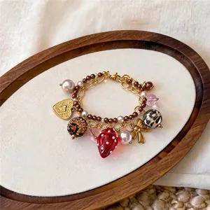 Bracelet à perles avec pendentif fraise douce, cœur doré et nœud