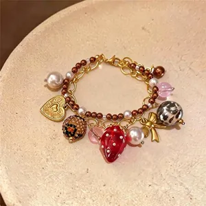 Bracelet à breloques élégant avec fraise rouge, cœur doré et perles pour femme