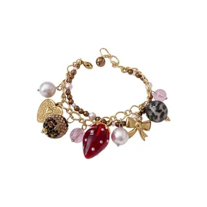 Bracelet en perles fraise élégant avec chaîne dorée et pendentifs cœur pour femme