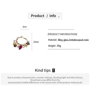 Vue détaillée montrant les dimensions précises et les matériaux du bracelet perle fraise.