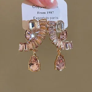 Elegante französische Goldohrringe mit quadratischen und rosa Tropfenkristallen