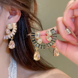 Detailansicht der französischen Vintage-Ohrringe mit quadratischen und Tropfen-Strass.