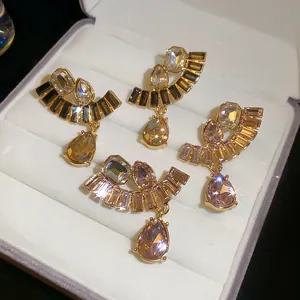 Elegante französische Hofstil-Ohrringe mit Kristallen in einer grauen Samt-Geschenkbox