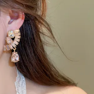 Elegante Strassohrringe im französischen Hofstil mit Tropfenanhängern am Model
