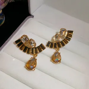 Detailansicht französischer Vintage-Goldohrringe mit bernsteinfarbenen Tropfenkristallen.
