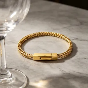 Elegantes goldenes Edelstahl Weizenketten Armband für Herren mit quadratischem Verschluss