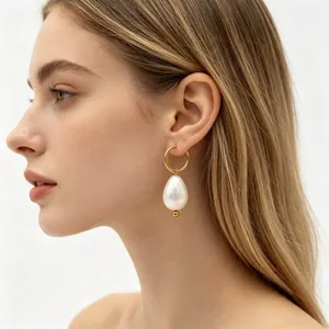 Boucles d'oreilles pendantes style français avec perle goutte sur anneau en titane