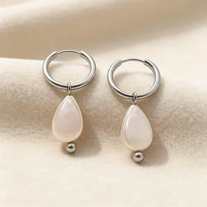 Boucles d'oreilles créoles perles en nacre goutte d'eau style français acier titane