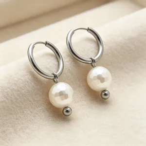 Boucles d'oreilles créoles élégantes en acier titane avec perles de nacre facettées