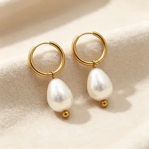 Boucles d'oreilles créoles dorées élégantes avec perles blanches en forme de goutte d'eau