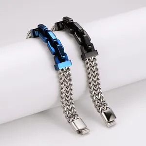 Détail de bracelets en acier inoxydable pour hommes avec maillons géométriques bleus.